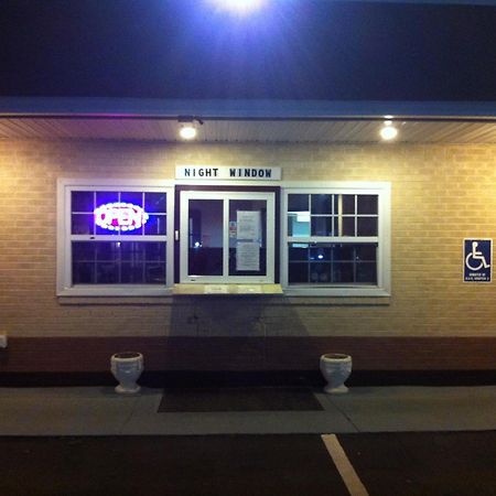 Newport News Inn Bagian luar foto