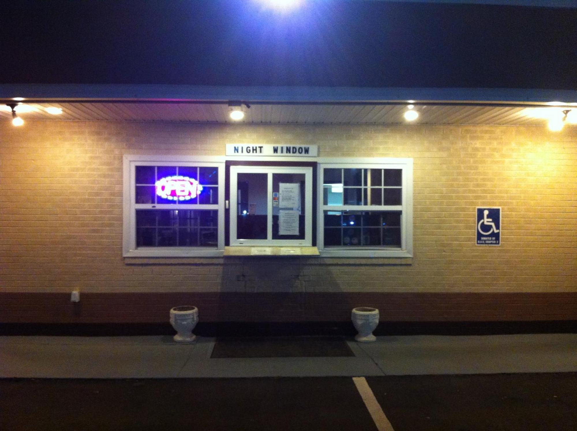 Newport News Inn Bagian luar foto