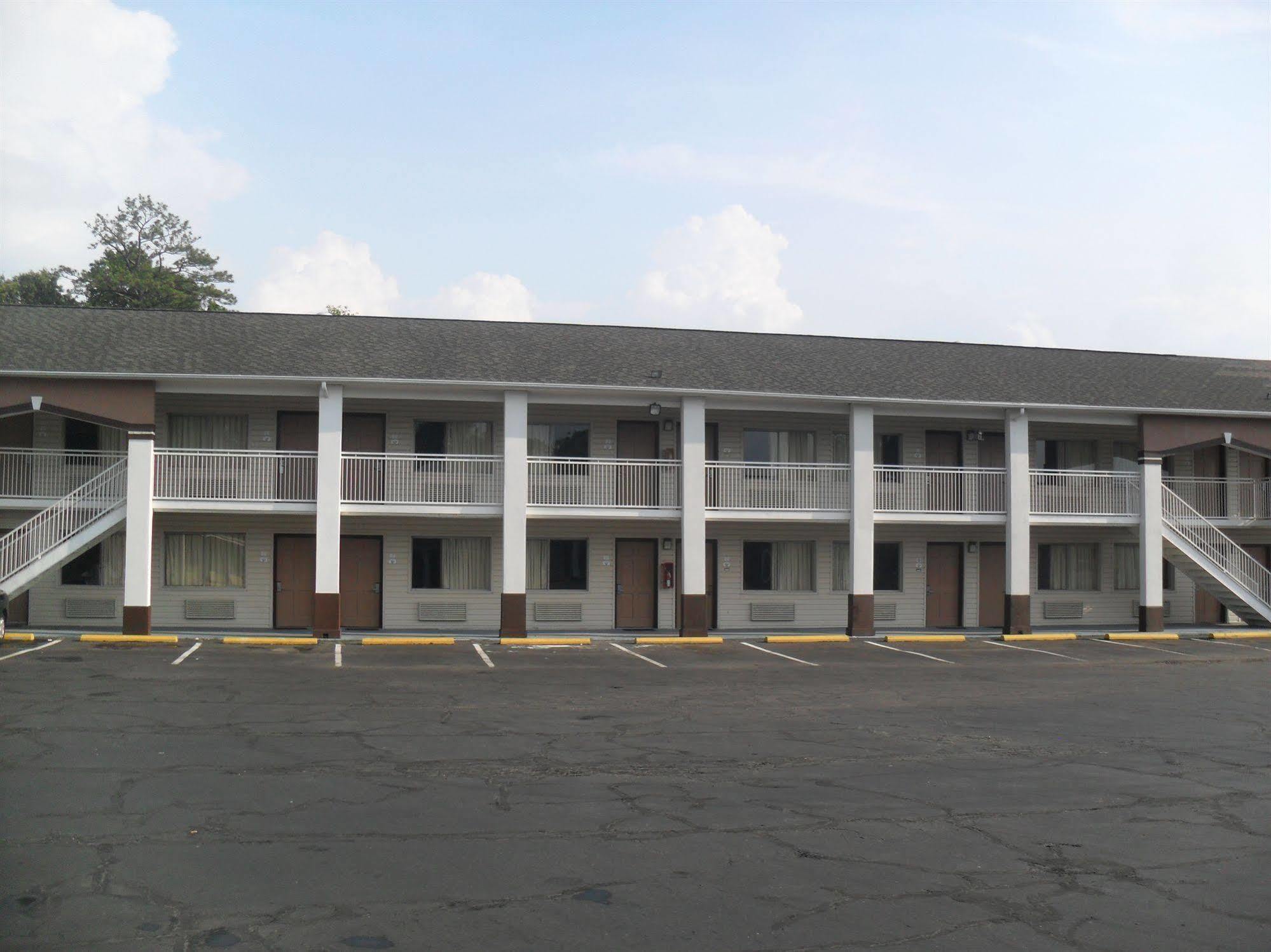 Newport News Inn Bagian luar foto