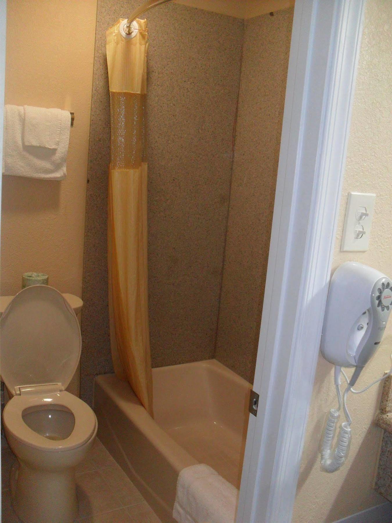 Newport News Inn Bagian luar foto