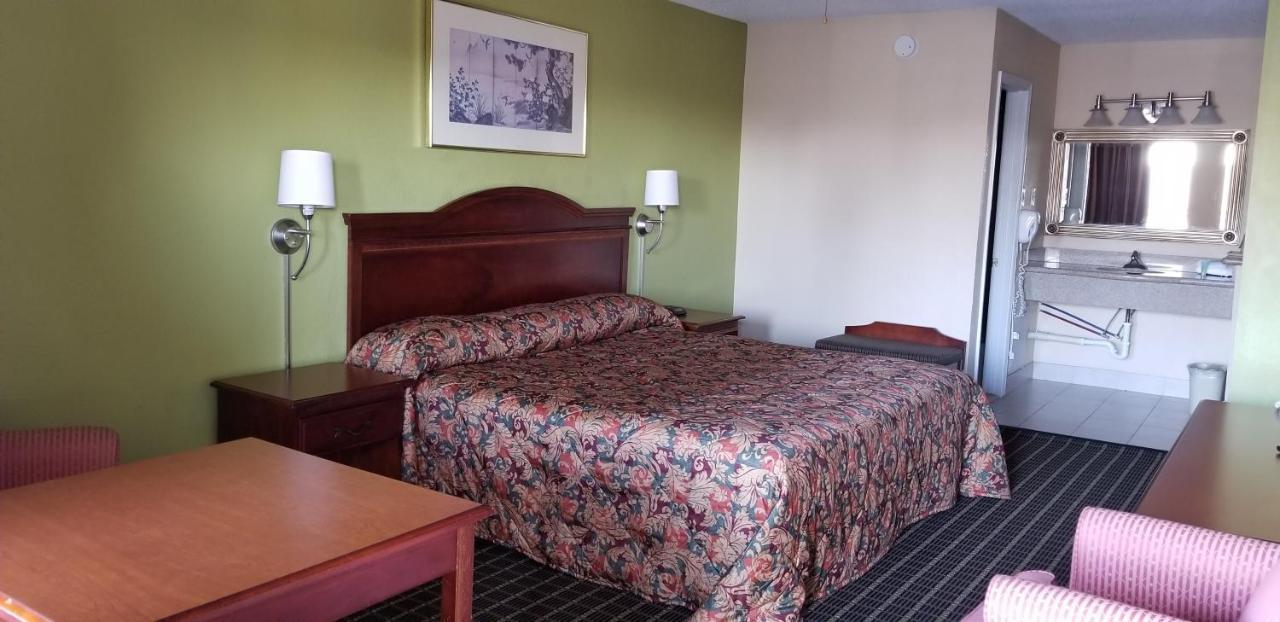 Newport News Inn Bagian luar foto