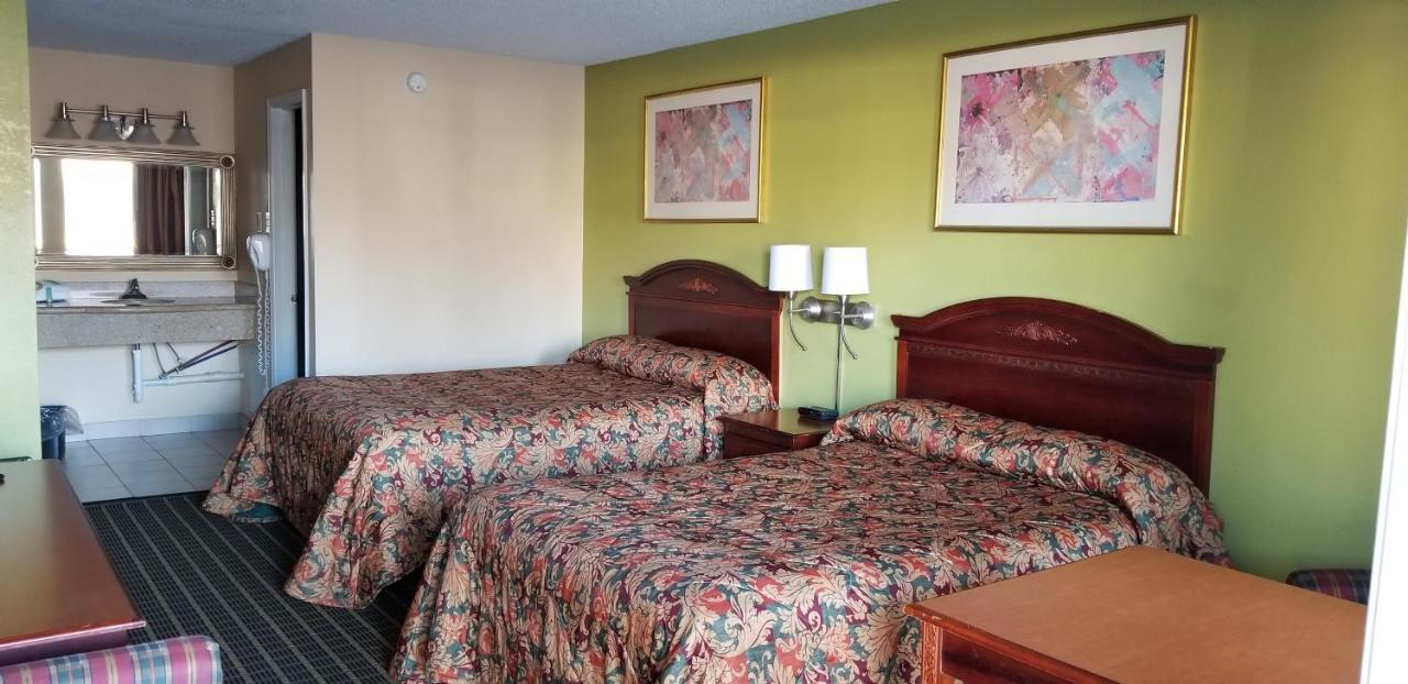 Newport News Inn Bagian luar foto