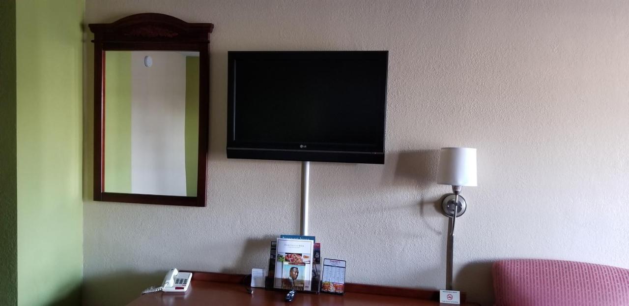 Newport News Inn Bagian luar foto